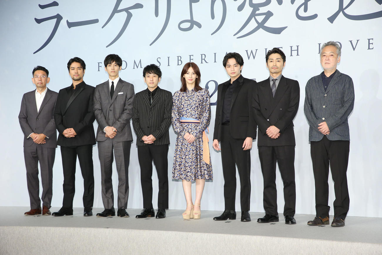 映画「ラーゲリより愛を込めて」完成報告会見に登壇し記念撮影する。左から平野隆プロデューサー、桐谷健太、松坂桃李、二宮和也、北川景子、中島健人、安田顕、瀬々敬久監督（撮影・宮地輝）