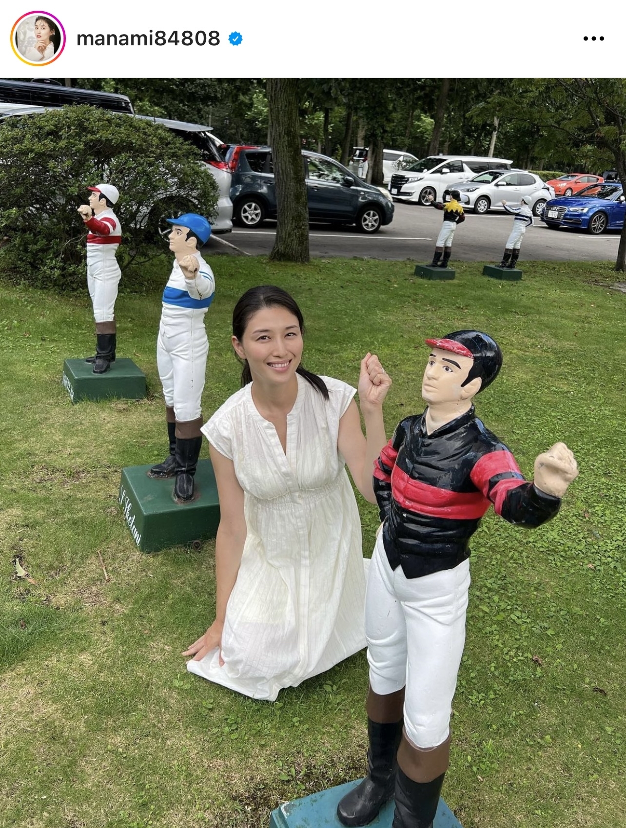 騎手の人形と記念撮影する橋本マナミ（橋本マナミのインスタグラムより）