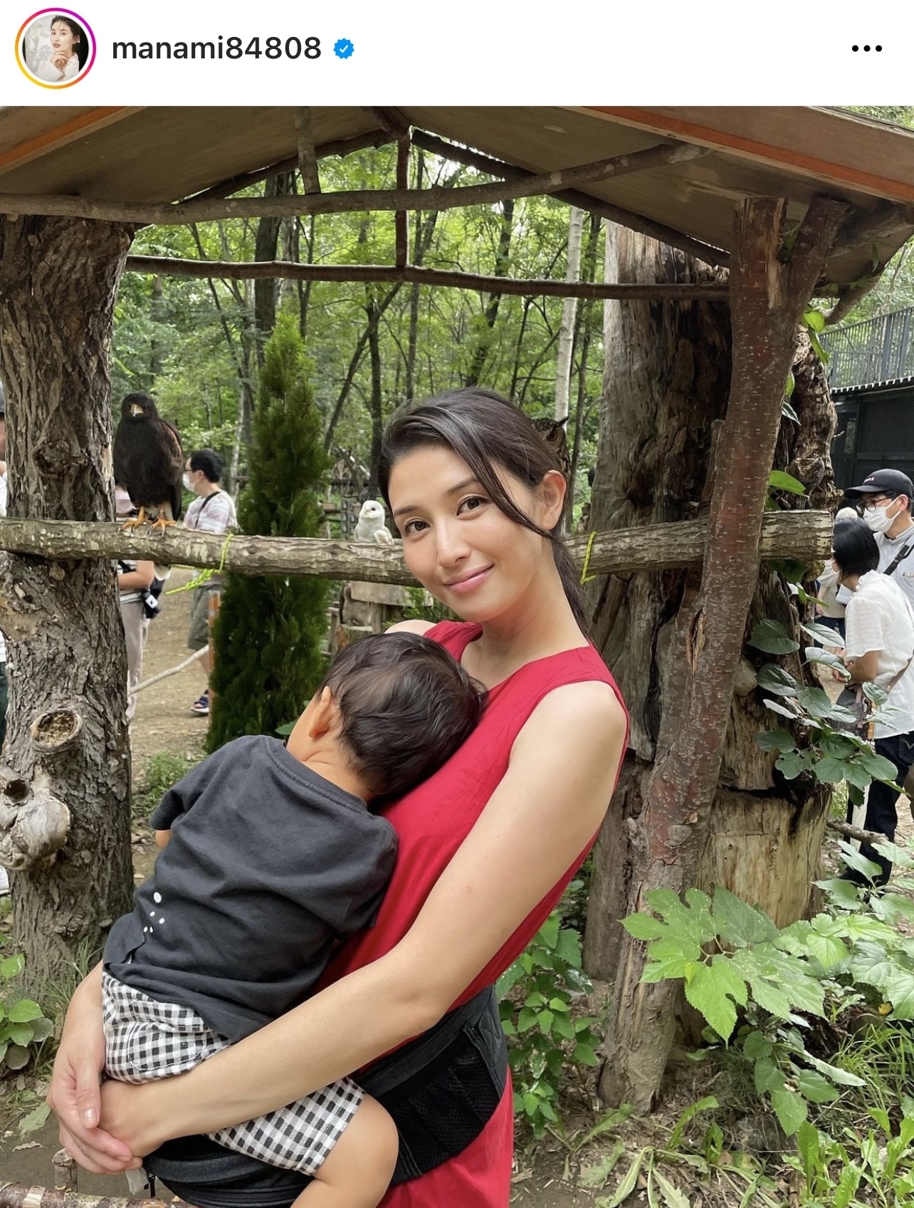息子を抱っこする橋本マナミ（橋本マナミのインスタグラムより）