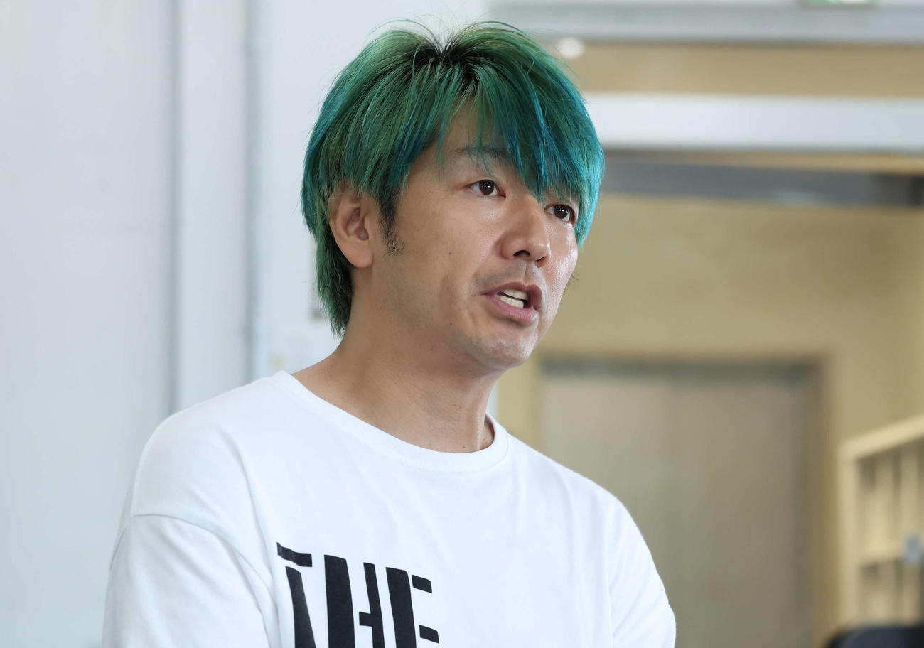 インタビューに答える川本成（撮影・丹羽敏通）
