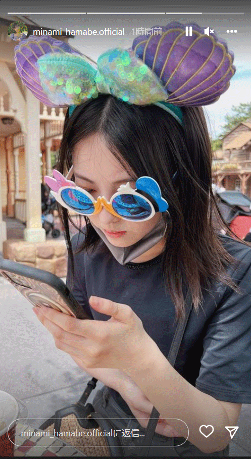 ディズニーランドでの写真を掲載した浜辺美波（インスタグラムより）