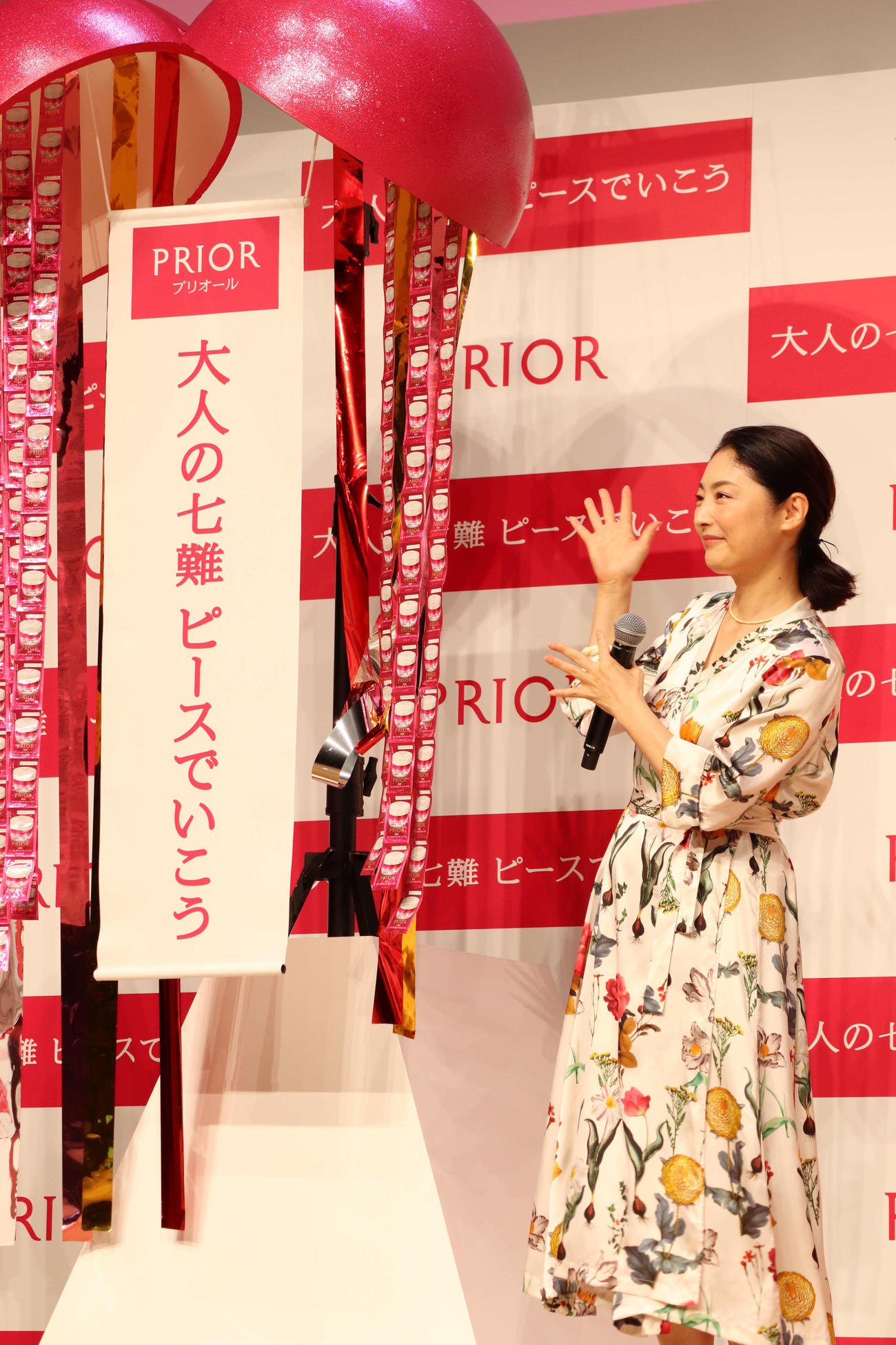 新PRIORお披露目会で、くす玉を割り、記念撮影する常盤貴子（撮影・加藤理沙）