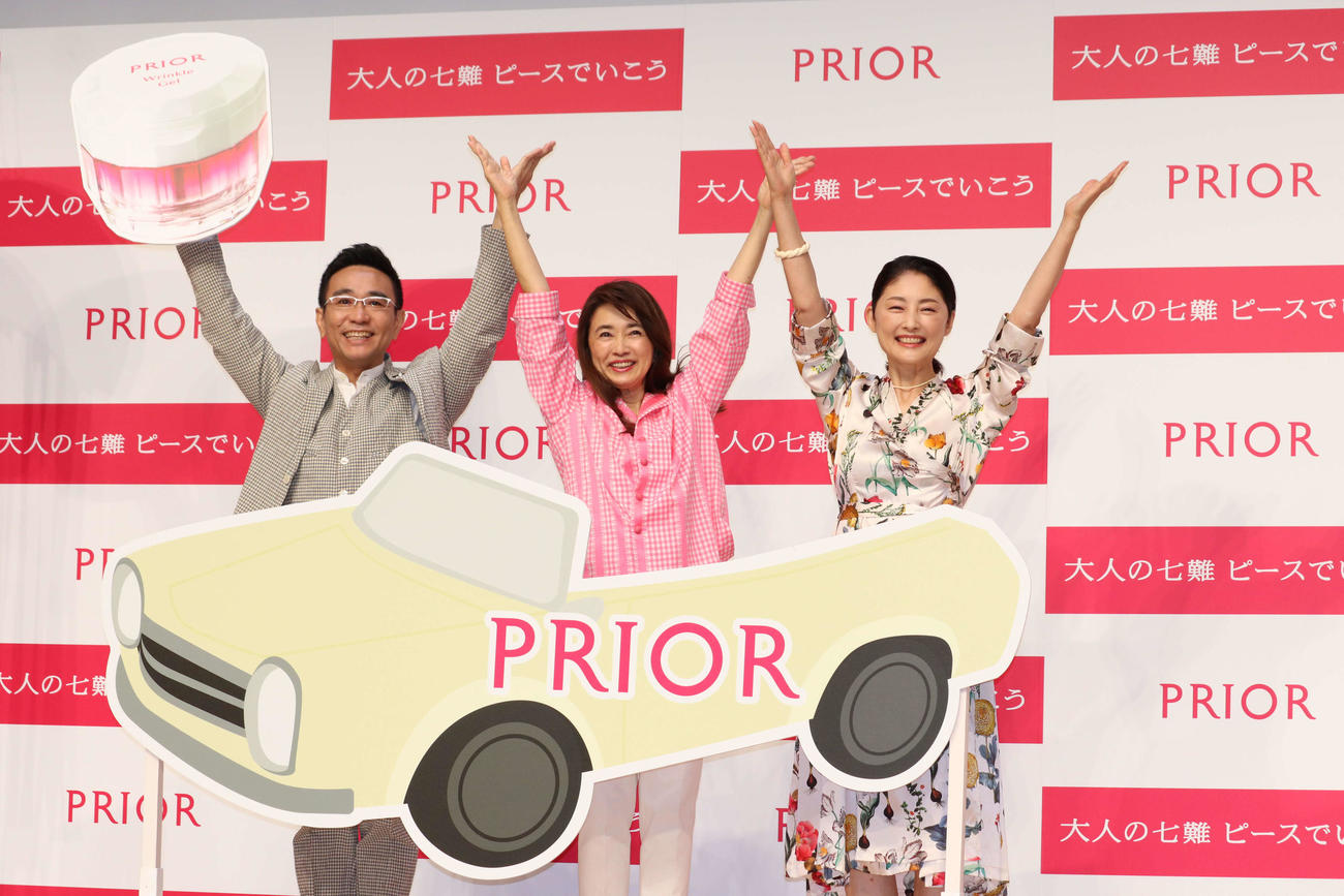 新PRIORお披露目会でCMの「ピーン」ポーズをする、左から八嶋智人、風吹ジュン、常盤貴子（撮影・加藤理沙）