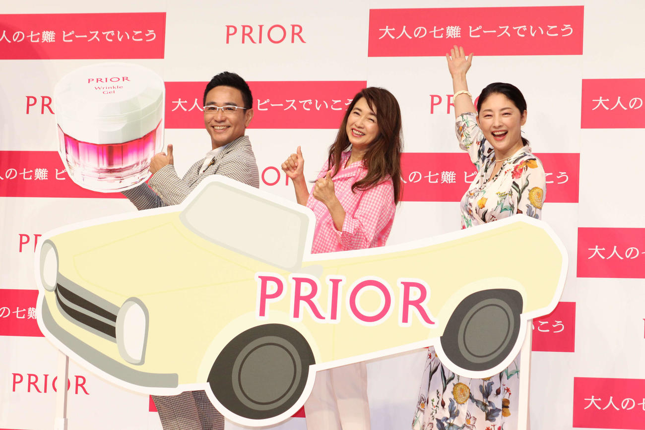新PRIORお披露目会でドライブポーズをする、左から八嶋智人、風吹ジュン、常盤貴子（撮影・加藤理沙）
