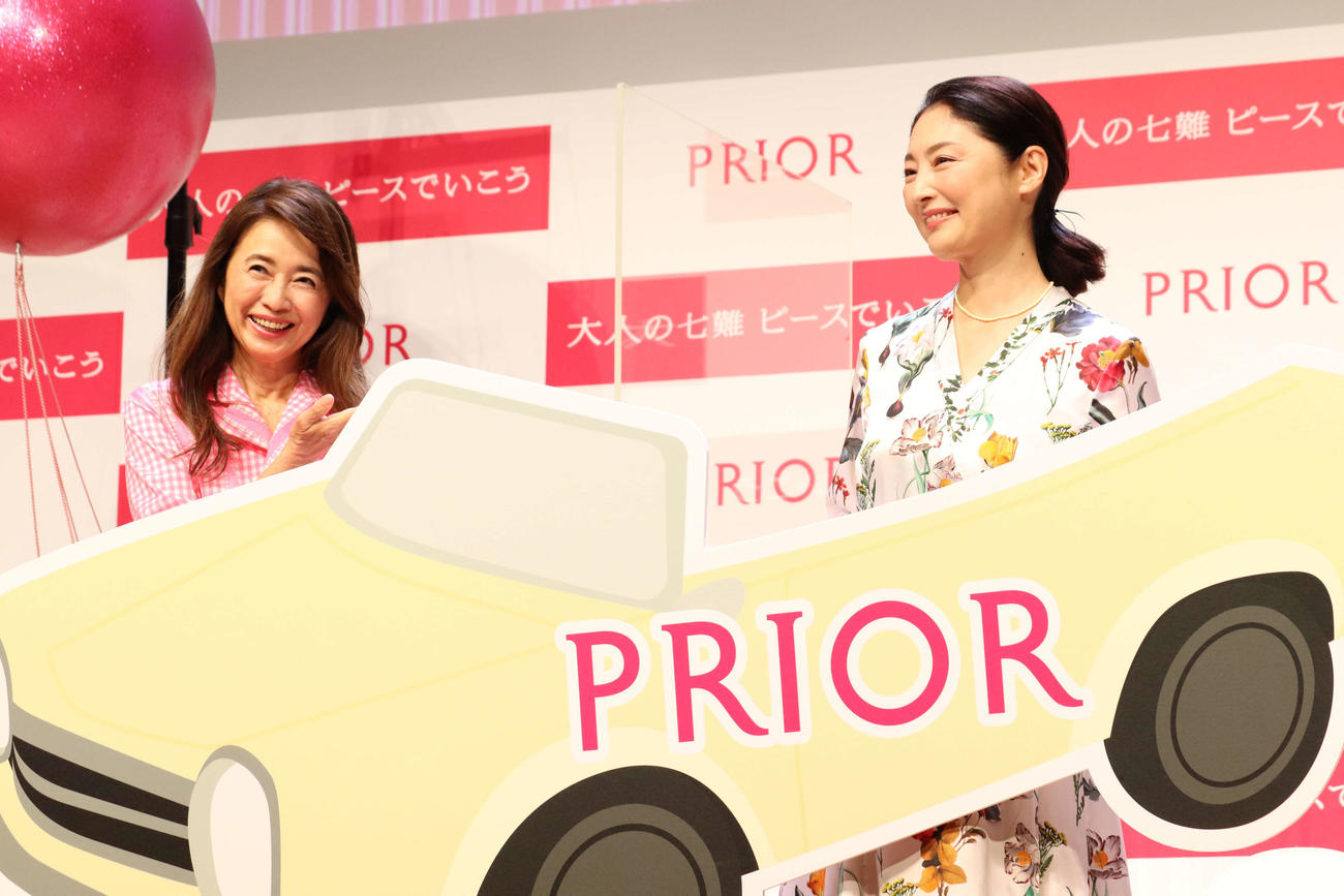 新PRIORお披露目会にCM同様、車で登場する風吹ジュン（左）と常盤貴子（撮影・加藤理沙）