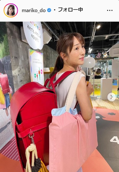 赤いランドセルを背負うテレ朝堂真理子アナ（インスタグラムより）