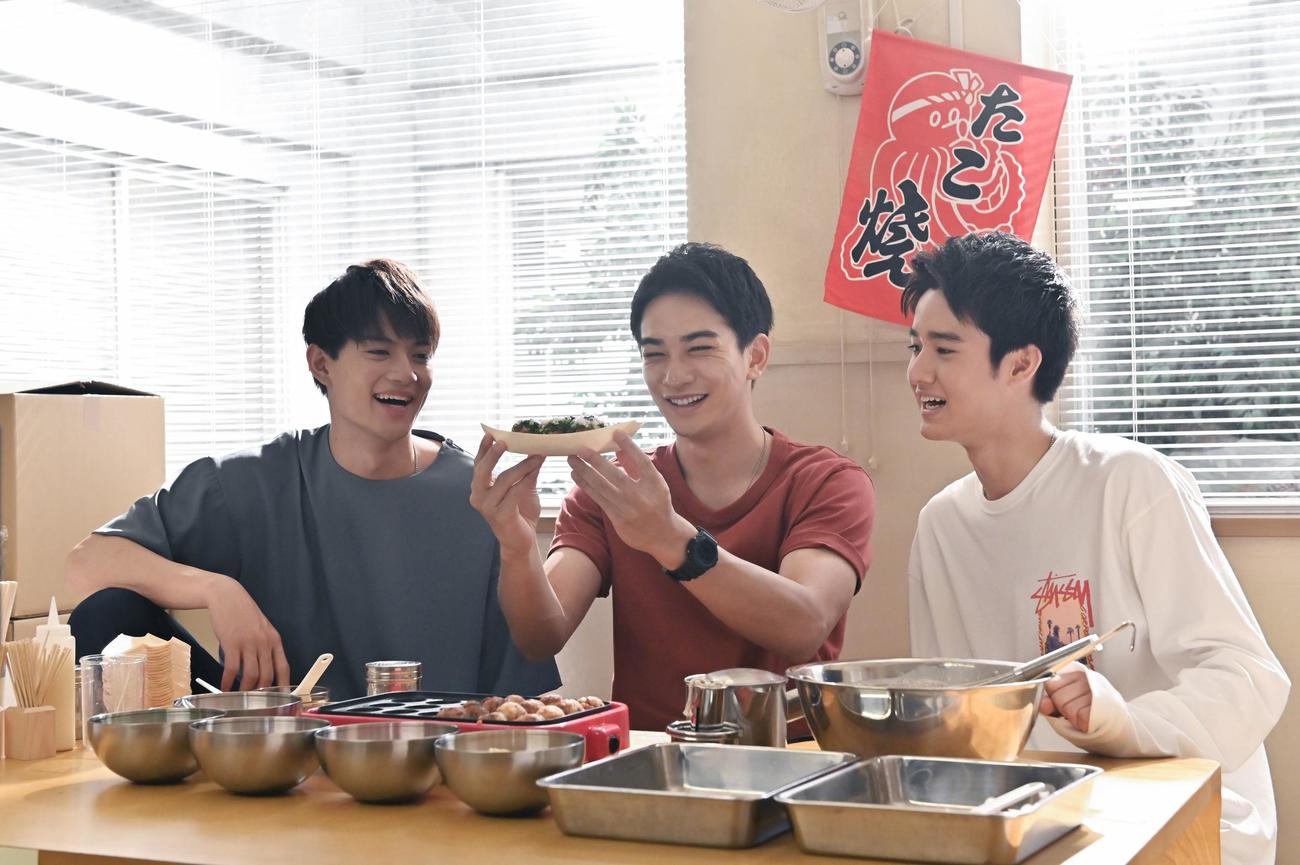 自衛官候補生時代からの仲間でたこ焼きを作る、左から馬場良成（佐野勇斗）、国生宙（町田啓太）、西健太（藤岡真威人）（C）フジテレビ