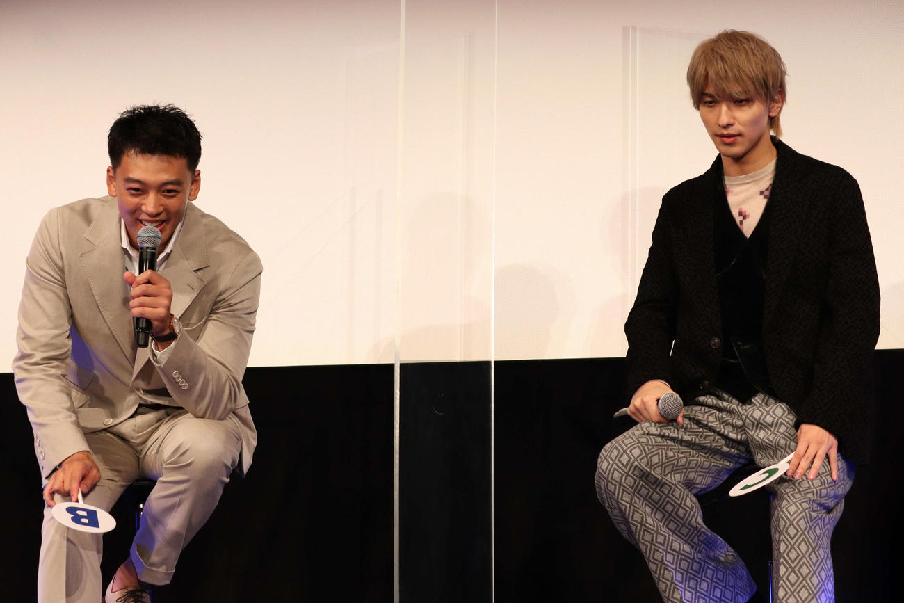 映画『アキラとあきら』会社員試写会で、ビジネス用語のクイズで悩みこむ竹内涼真（左）と横浜流星（撮影・加藤理沙）