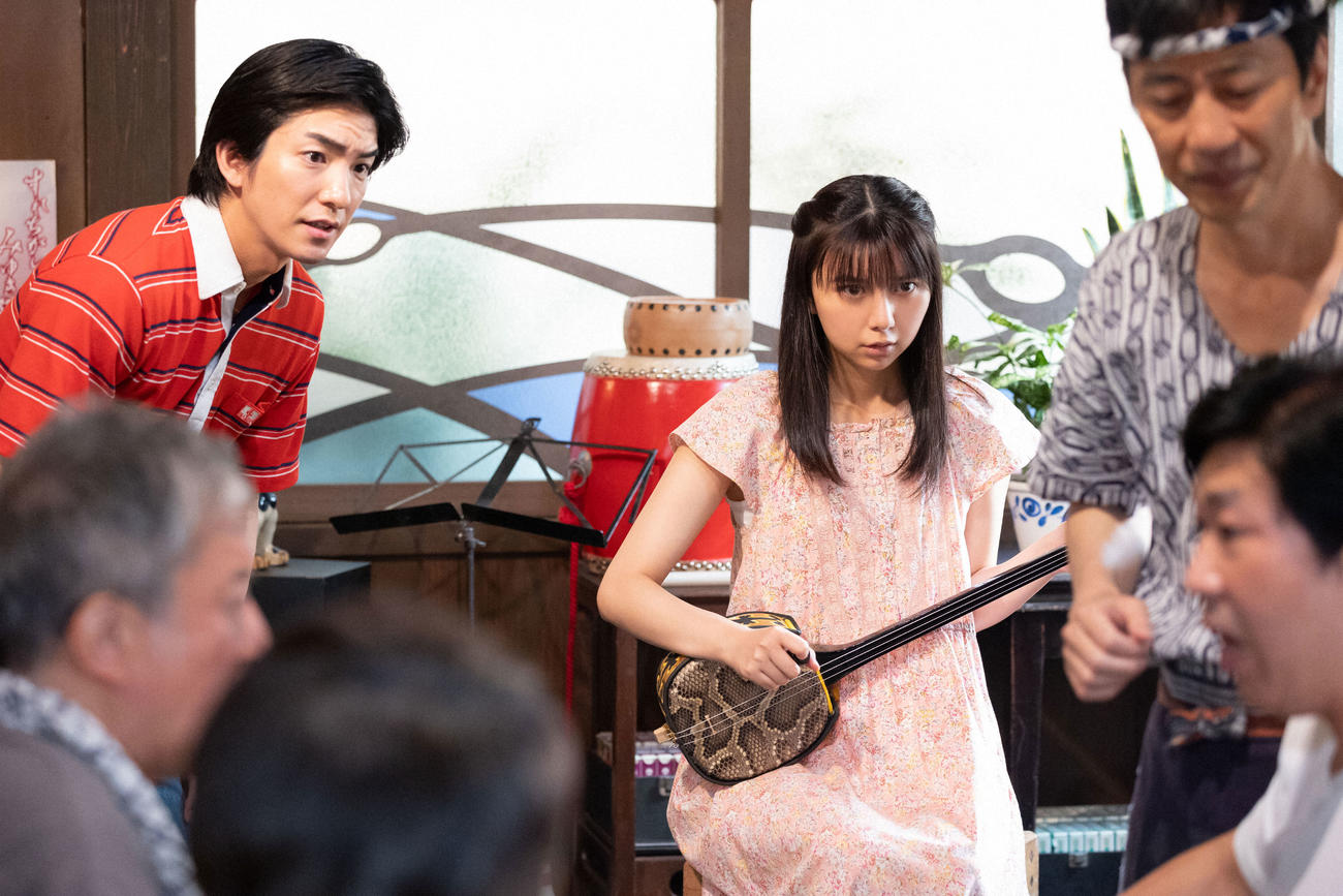 朝ドラ「ちむどんどん」より。比嘉歌子（後方右＝上白石萌歌）は砂川智（同左＝前田公輝）の協力で初ライブを行おうとするが…(C)NHK