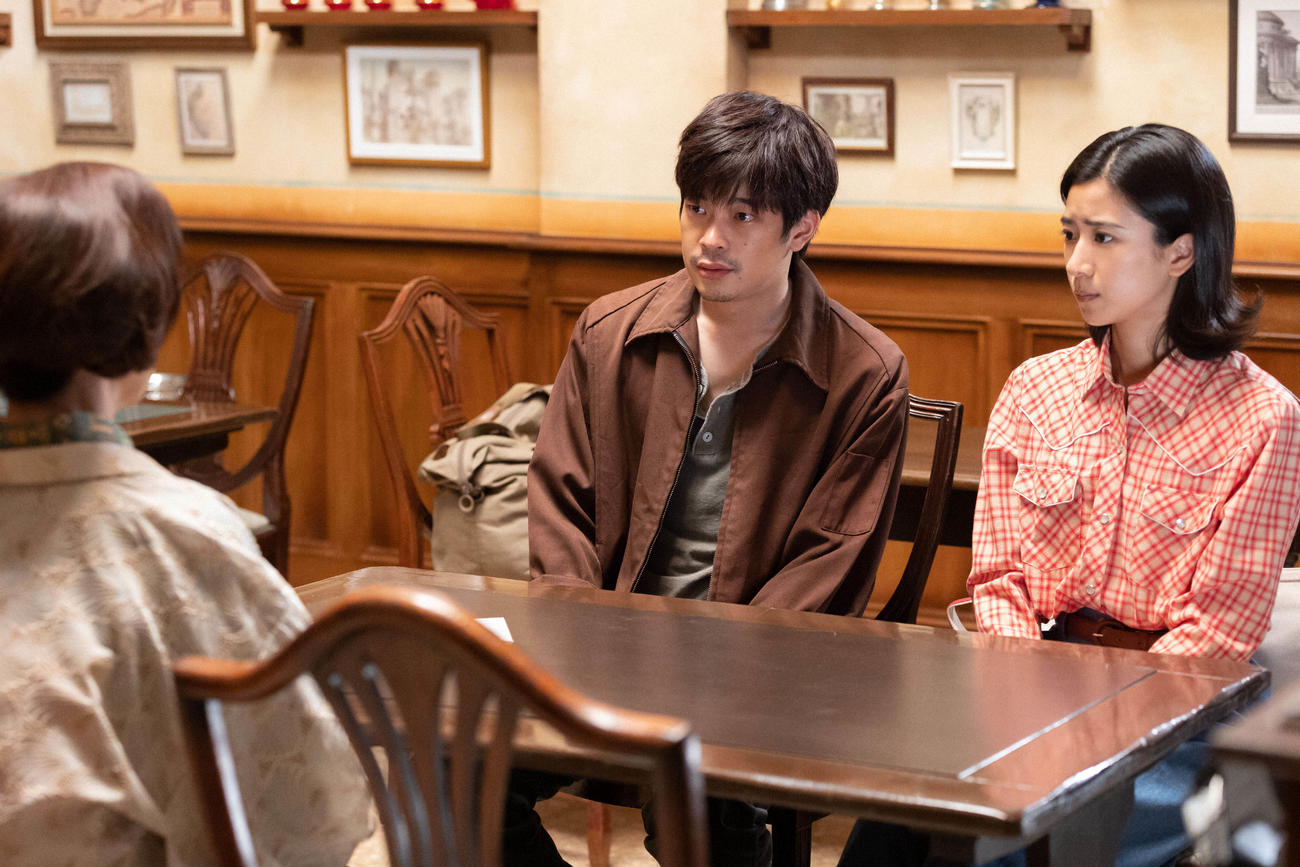 朝ドラ「ちむどんどん」より。青柳暢子（右＝黒島結菜）につれられてフォンターナを訪れた矢作知洋（井之脇海）は大城房子オーナー（背中＝原田美枝子）と気まずい再会を果たす(C)NHK