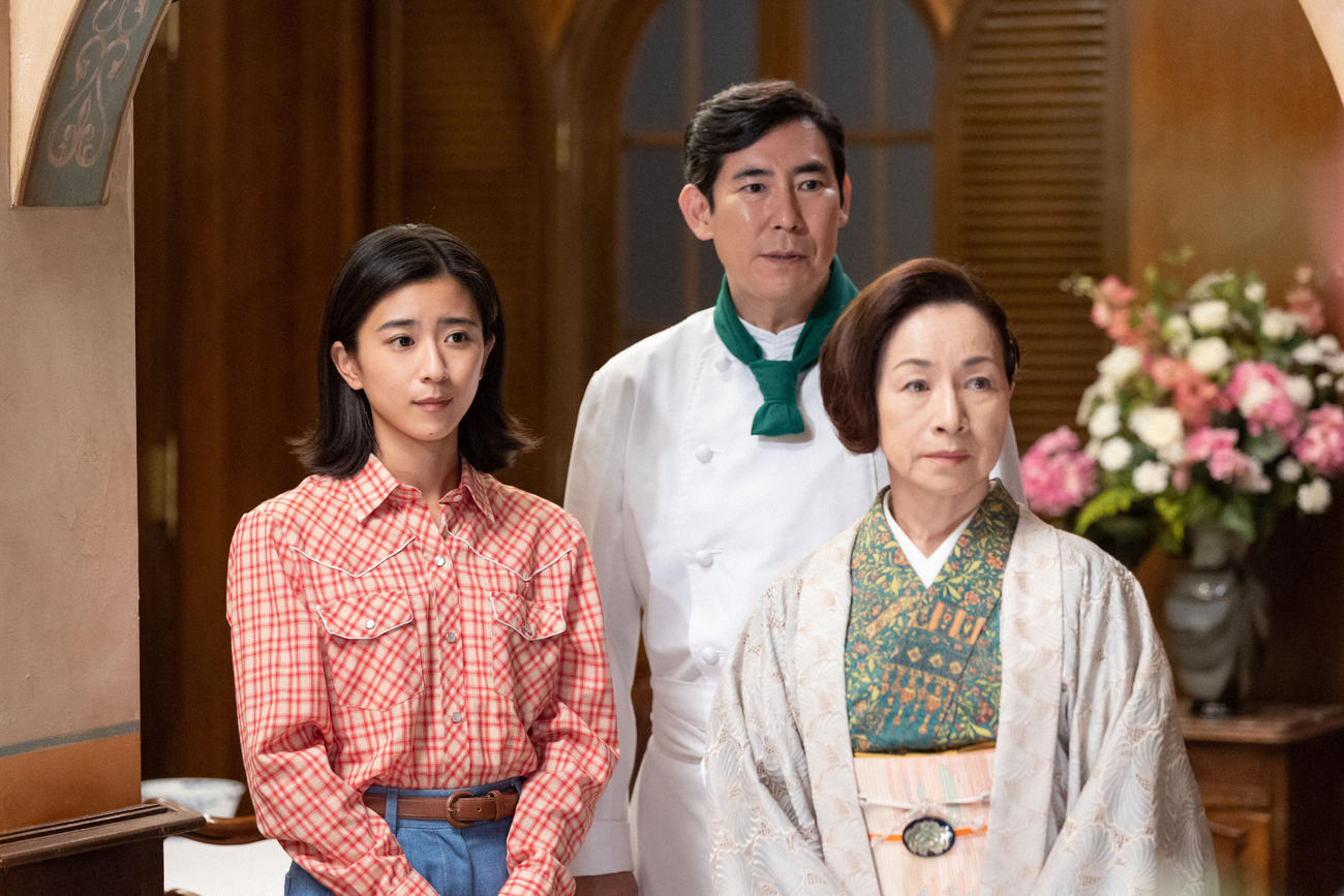 朝ドラ「ちむどんどん」より。青柳暢子（左＝黒島結菜）とレストラン「フォンターナ」の二ツ橋光二シェフ（高嶋政伸）、大城房子オーナー（原田美枝子）(C)NHK