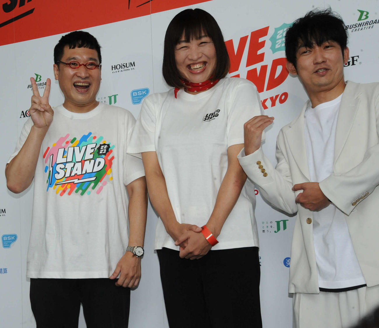 第1子となる娘が生まれ、ピースサインをみせる南海キャンディーズの山里亮太（左端）と、相方の山崎静代（中央）、子どもを抱くポーズをみせるNON STYLEの石田明（撮影・松尾幸之介）