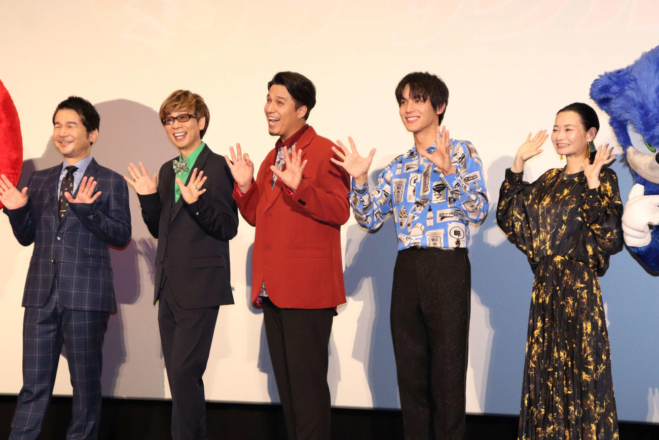 映画「ソニック・ザ・ムービー／ソニックVSナックルズ」ソニック祭り初日舞台あいさつに出席した、左からDREAMS COME TRUEの中村正人、山寺宏一、木村昴、中川大志、広橋涼（撮影・加藤理沙）