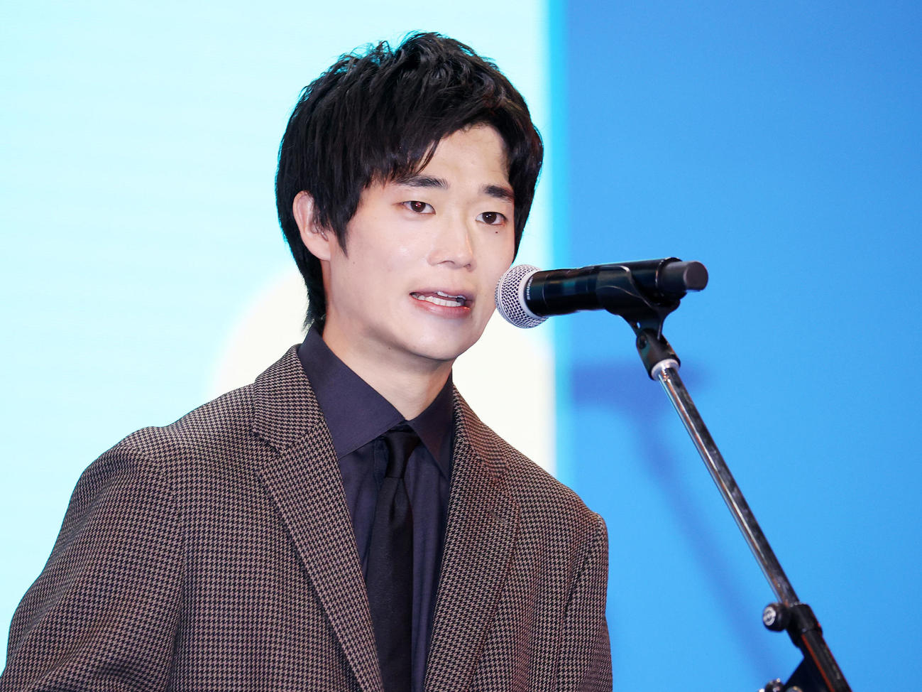 Beautyスキンケア部門を受賞しあいさつする三浦りょう太（撮影・鈴木正人）