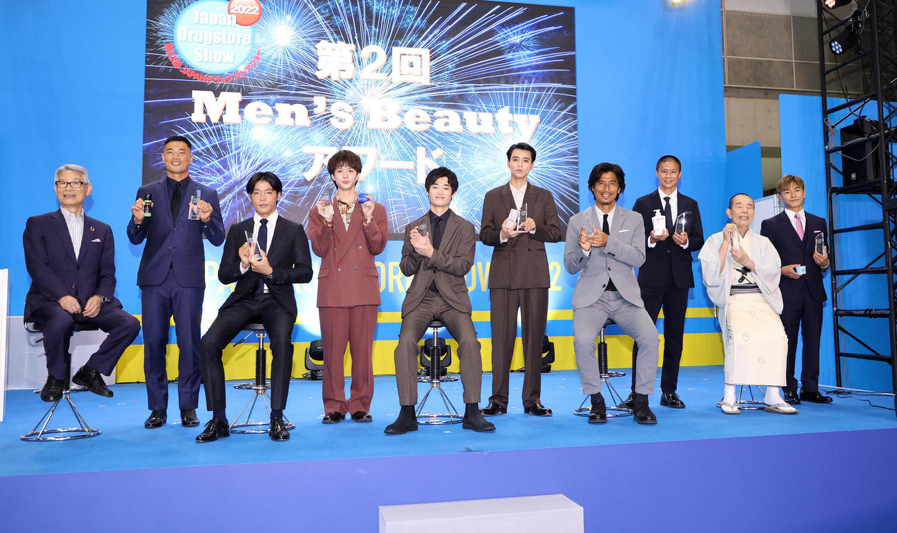 「第2回Men’s Beauty　アワード」の受賞者、左から池野日本チェーンドラッグストア協会会長、山田、羽根田、百瀬拓実、三浦りょう太、中田圭祐、中沢氏、坪井氏、林家木久扇、半井（撮影・鈴木正人）