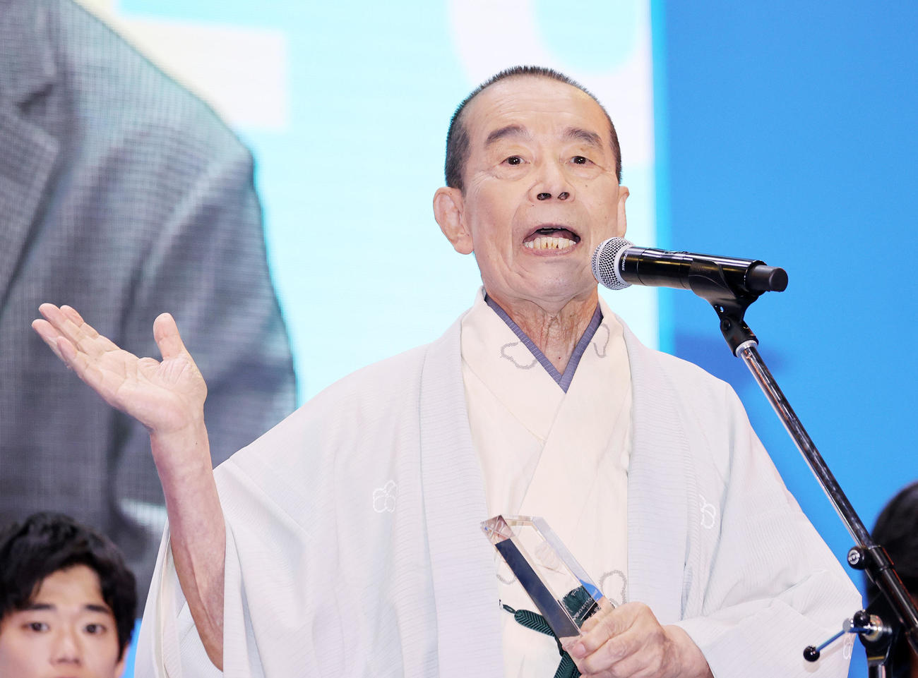 Beautyライフスタイル部門を受賞しあいさつする林家木久扇（撮影・鈴木正人）
