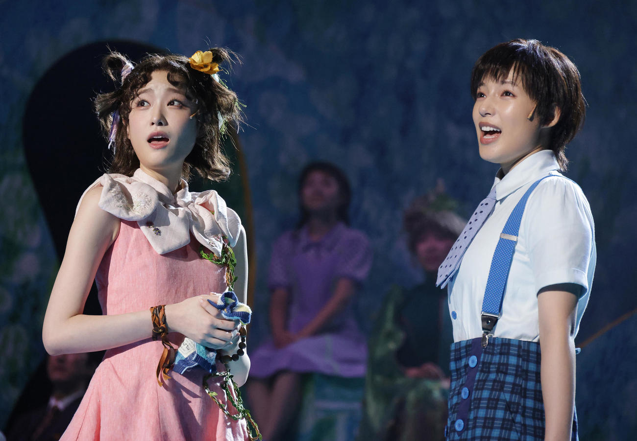ミュージカル「リトル・ゾンビガール」公開舞台稽古を行う高橋ひかる（左）と石井杏奈（撮影・中島郁夫）