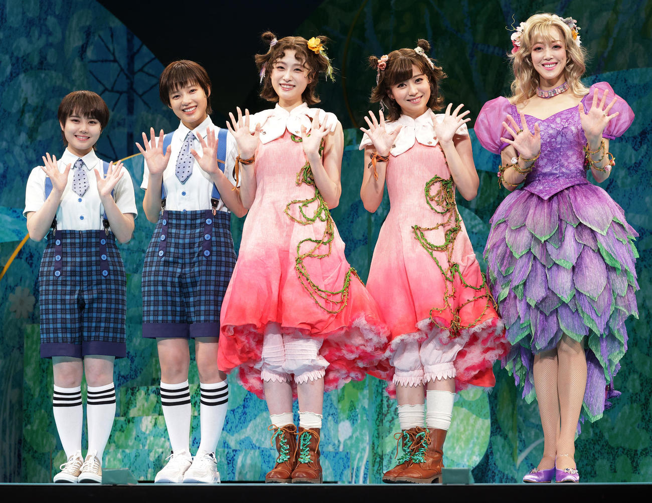 ミュージカル「リトル・ゾンビガール」の会見を行う、左から伊藤理々杏、石井杏奈、高橋ひかる、熊谷彩春、大和悠河（撮影・中島郁夫）