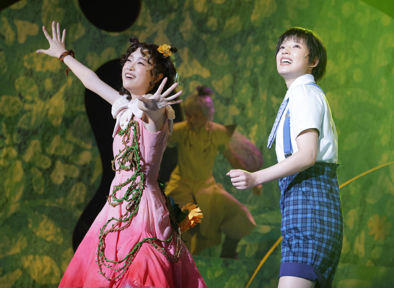 ミュージカル「リトル・ゾンビガール」公開舞台稽古を行う高橋ひかる（左）と石井杏奈（撮影・中島郁夫）