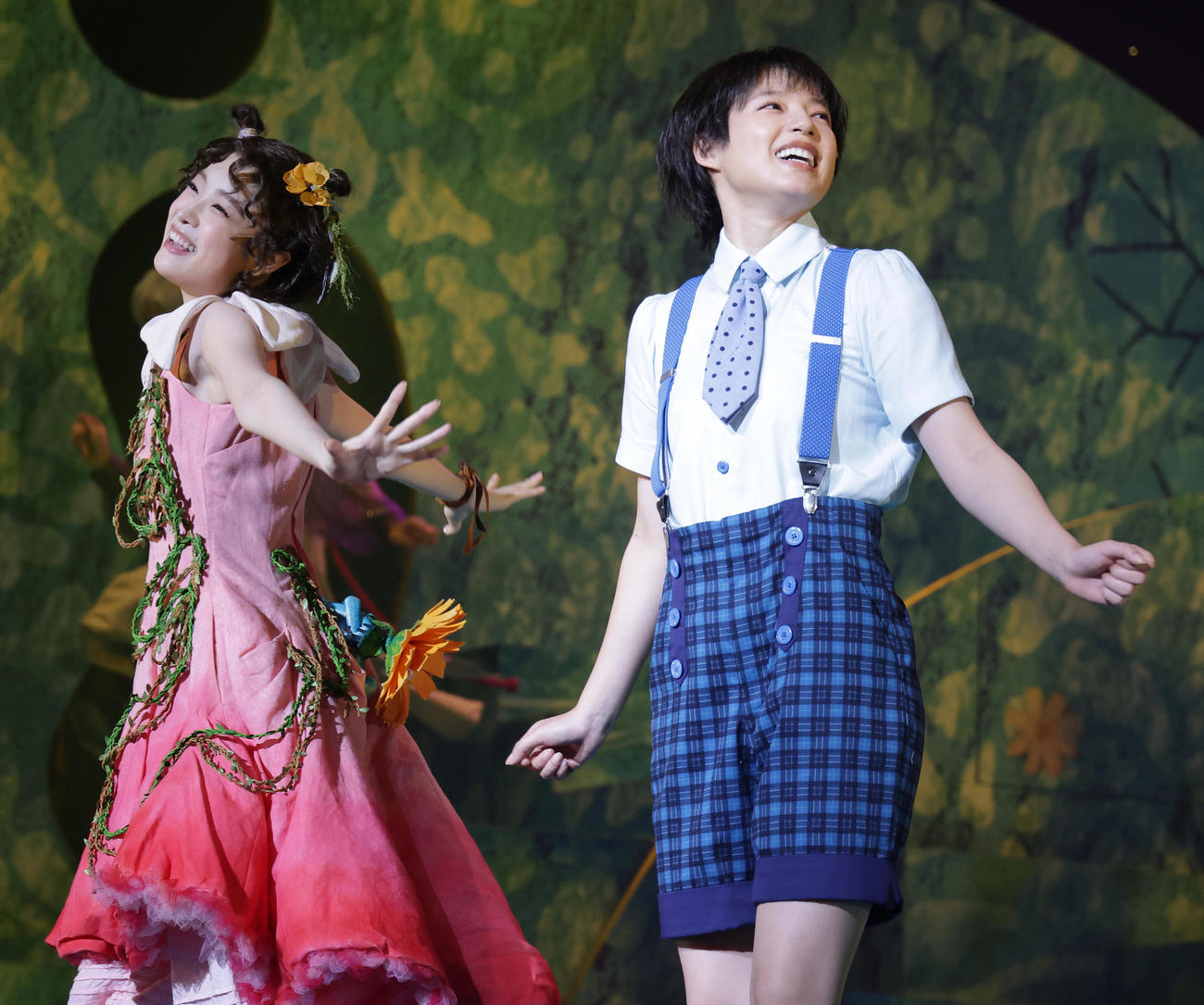 ミュージカル「リトル・ゾンビガール」公開舞台稽古を行う高橋ひかる（左）と石井杏奈（撮影・中島郁夫）