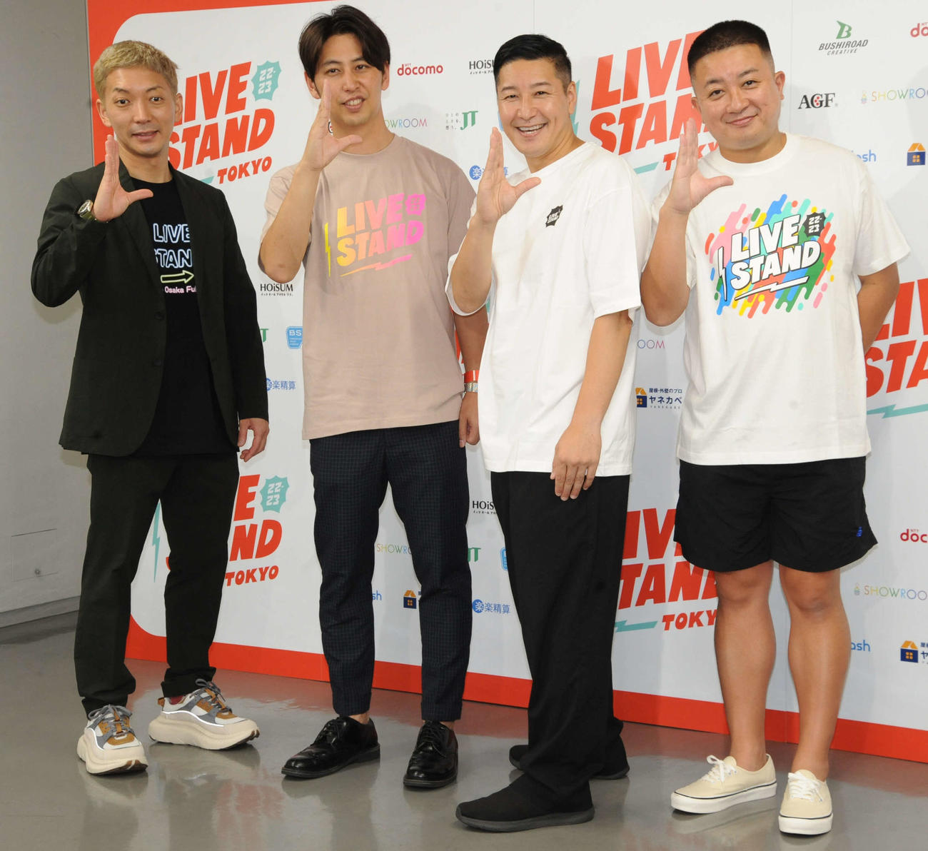 吉本興業のお笑いフェス「LIVE STAND 22－23」東京公演のステージを終えて取材に応じた、左からニューヨークの嶋佐和也、屋敷裕政、チョコレートプラネットの長田庄平、松尾駿（撮影・松尾幸之介）