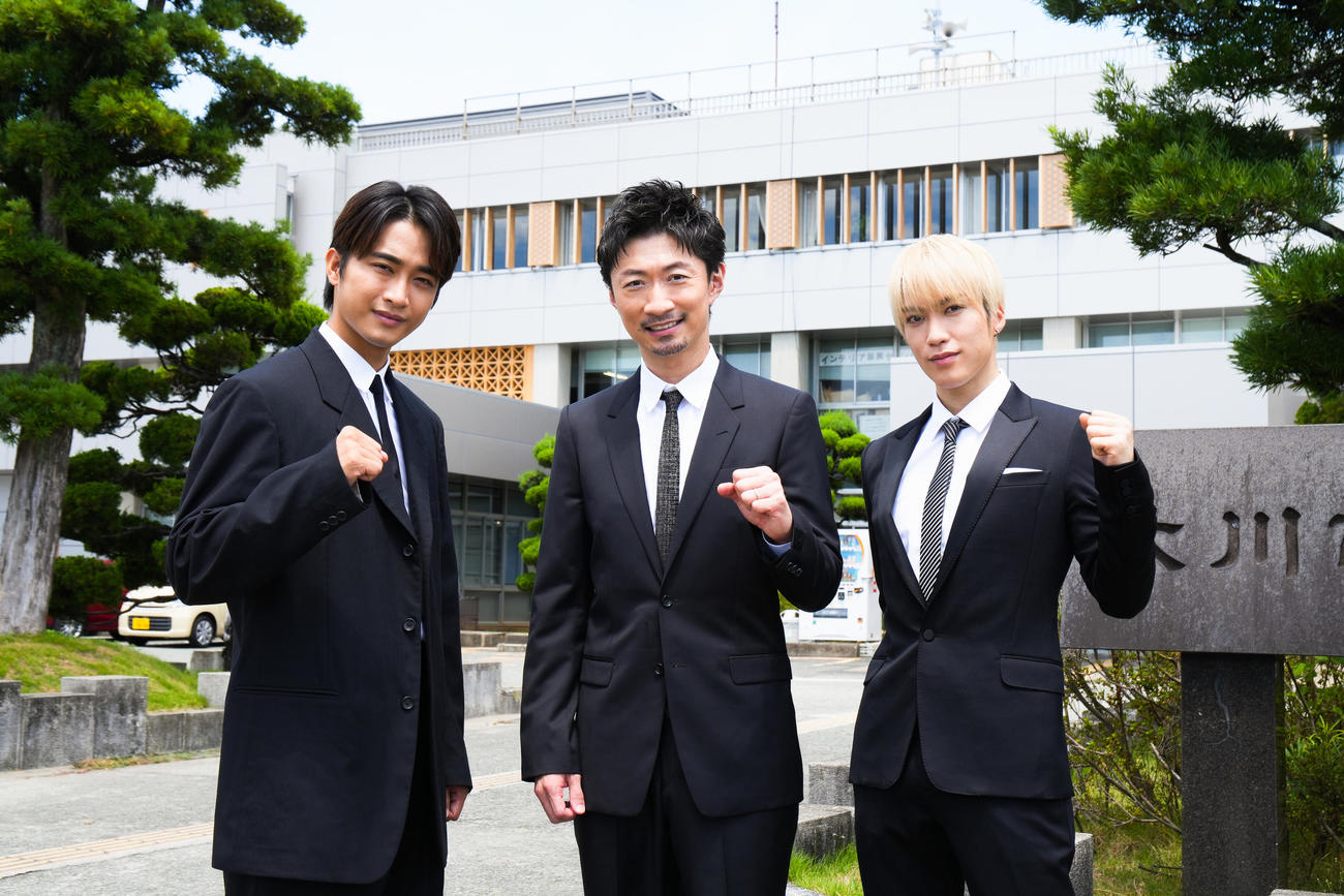 「大川家具スペシャルアドバイザー」に起用され就任式に出席した、左から佐藤寛太、EXILE MAKIDAI、藤原樹