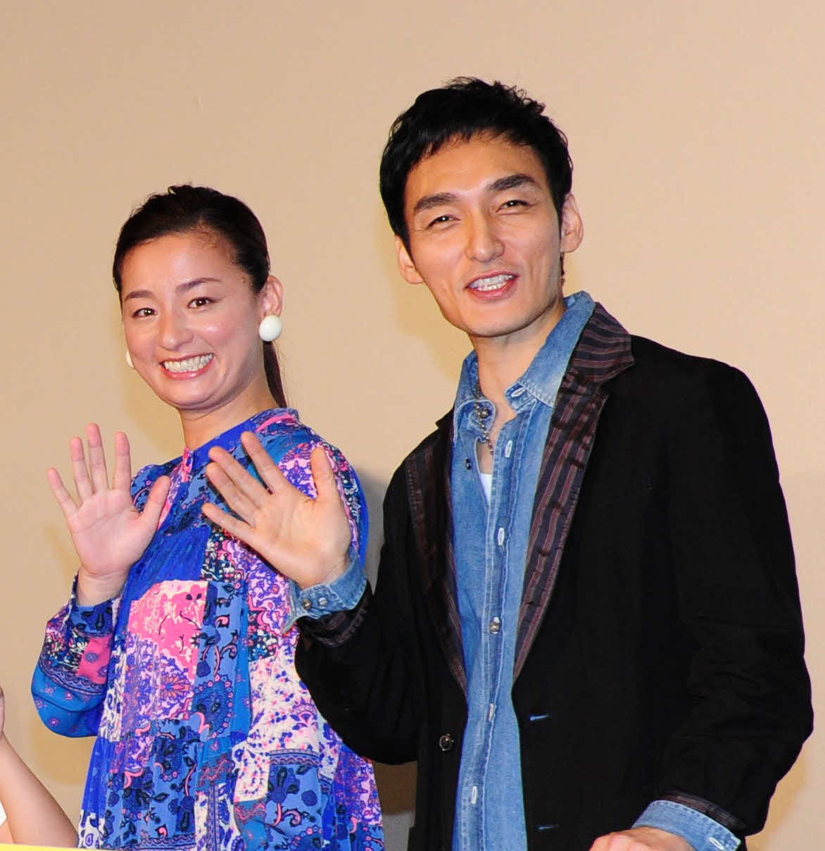 映画「サバカン」の公開初日舞台あいさつを行った尾野真千子と草なぎ剛