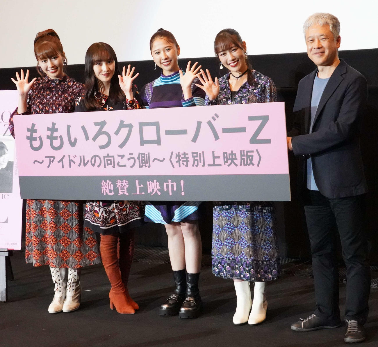 ドキュメンタリー映画「ももいろクローバーZ～アイドルの向こう側～」の初日舞台あいさつに出席した、左からももいろクローバーZ佐々木彩夏、百田夏菜子、玉井詩織、高城れに、酒井祐輔監督（撮影・佐藤成）