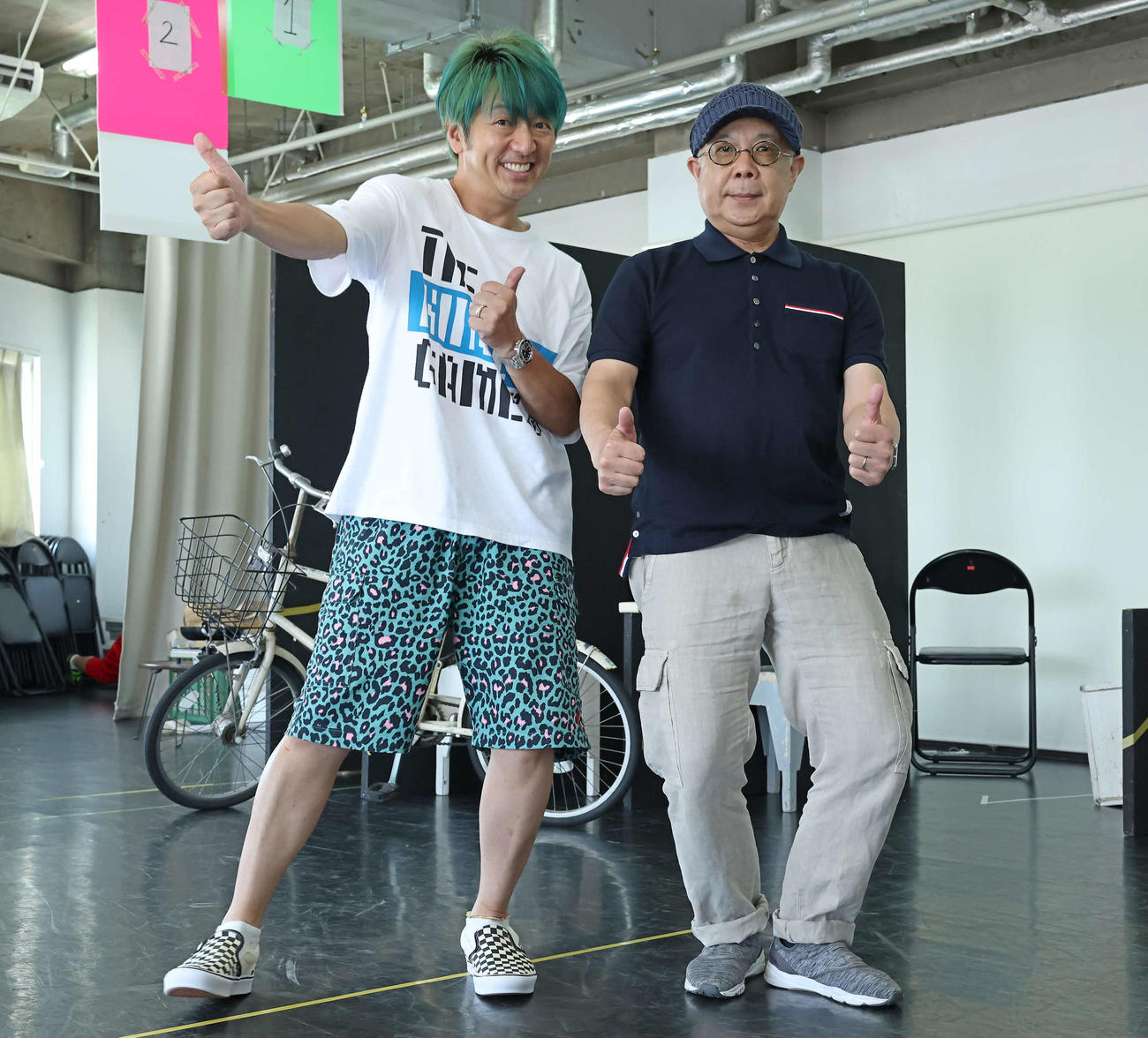 カメラに向かってポーズを決める川本成（左）と小堺一機（撮影・丹羽敏通）