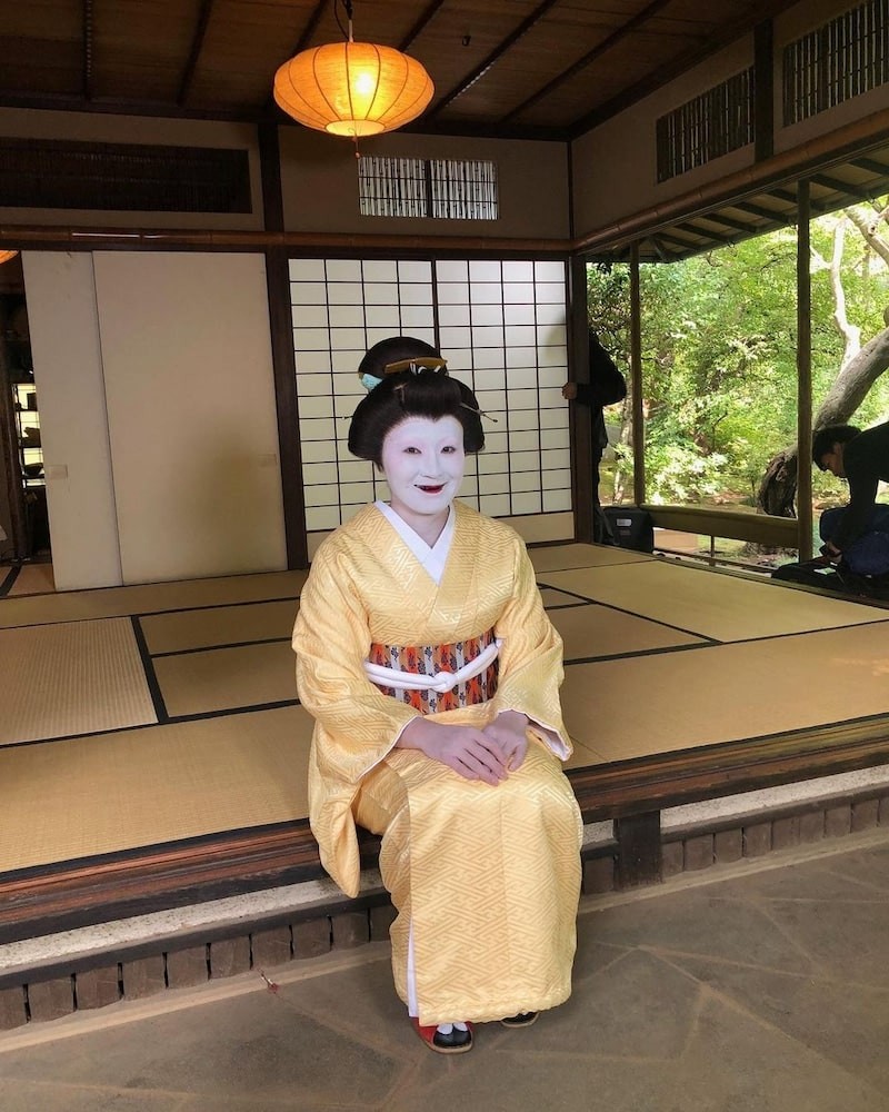 白塗りメークでほほ笑む写真を公開した丸山桂里奈（アメーバオフィシャルブログから）