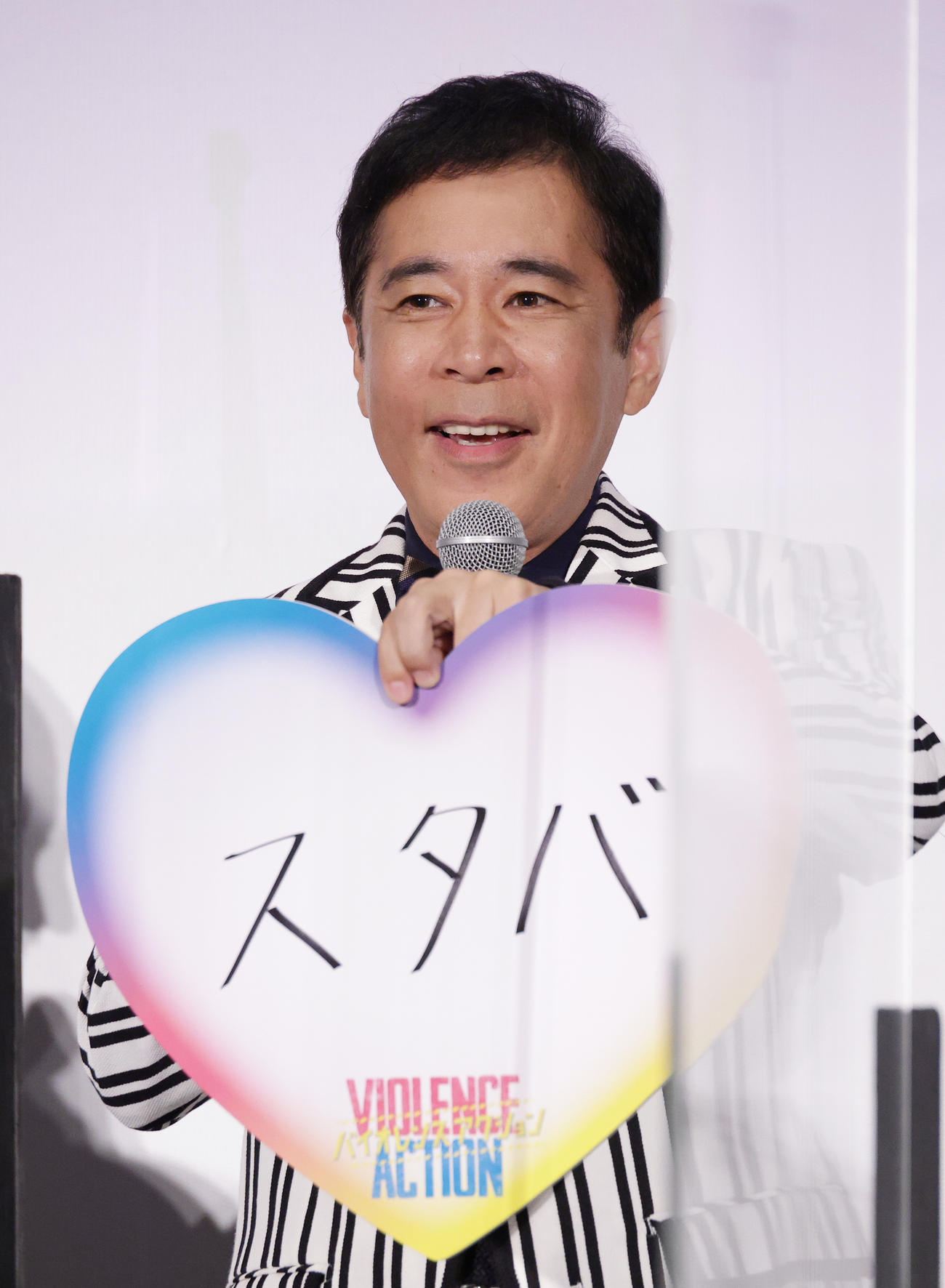 映画「バイオレンスアクション」公開記念舞台あいさつで「スターバックス」でアルバイトをしてみたいと語った岡村隆史（撮影・中島郁夫）