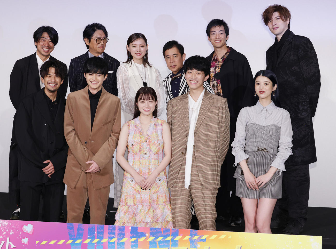 映画「バイオレンスアクション」公開記念舞台あいさつを行う、前列左から、森崎ウィン、鈴鹿央士、橋本環奈、杉野遥亮、馬場ふみか、後列左から、璃東東一郎監督、高橋克典、太田夢莉、岡村隆史、大東駿介、城田優（撮影・中島郁夫）