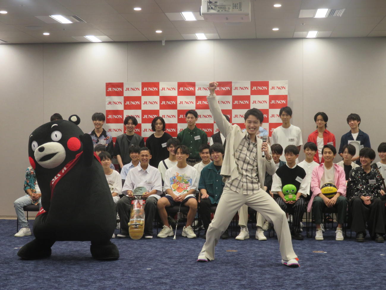 「第35回ジュノン・スーパーボーイ・コンテストBEST30お披露目記者会見」の応援に駆けつけ“ジュノンボーイ応援大使”のくまモン（左）とじゃれ合う松本大輝
