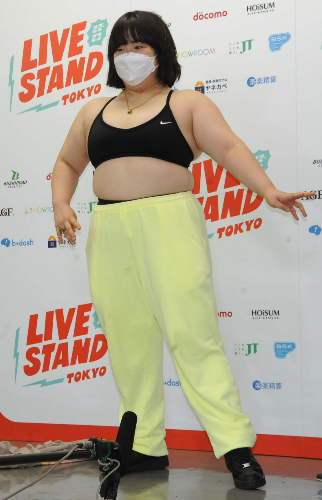 吉本興業のお笑いフェス「LIVE STAND 22－23」東京公演出演後、服を脱いで増量中の体をみせるゆりやんレトリィバァ（撮影・松尾幸之介）