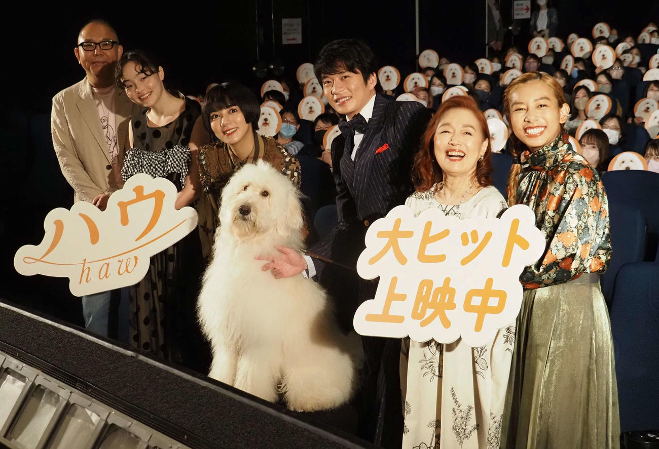 映画「ハウ」公開記念舞台あいさつに出席した、左から犬童一心監督、モトーラ世理奈、池田エライザ、田中圭、宮本信子、長澤樹（撮影・遠藤尚子）