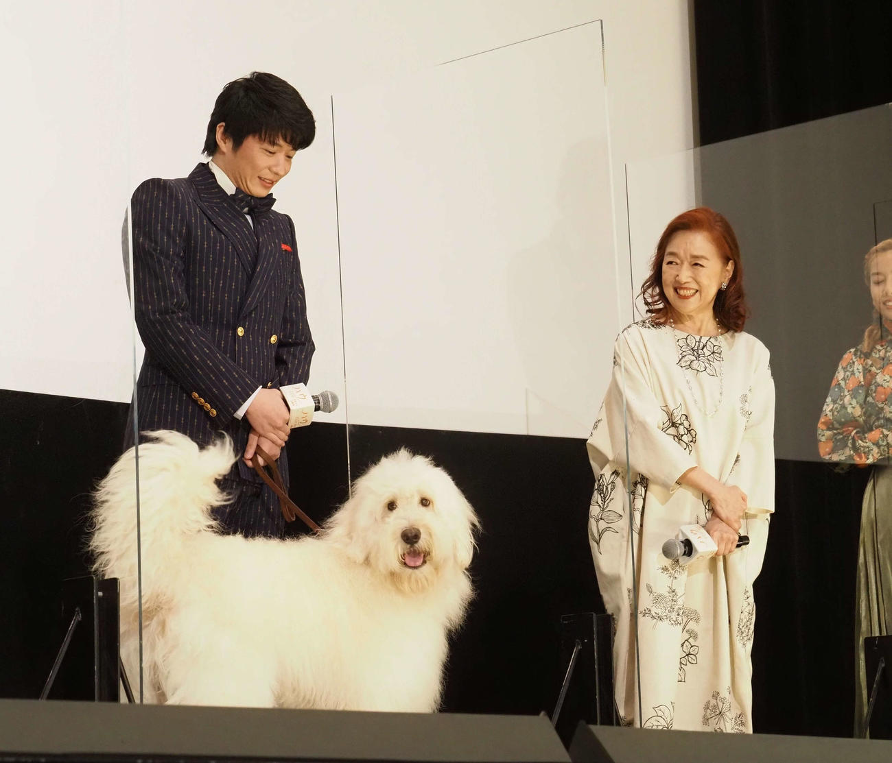 映画「ハウ」公開記念舞台あいさつ。ハウ役のベックとの再会に笑みを浮かべる田中圭（左）と宮本信子（撮影・遠藤尚子）