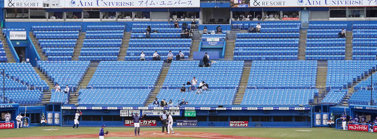 神宮球場のネット裏に設置された「アイム・ユニバース」の広告