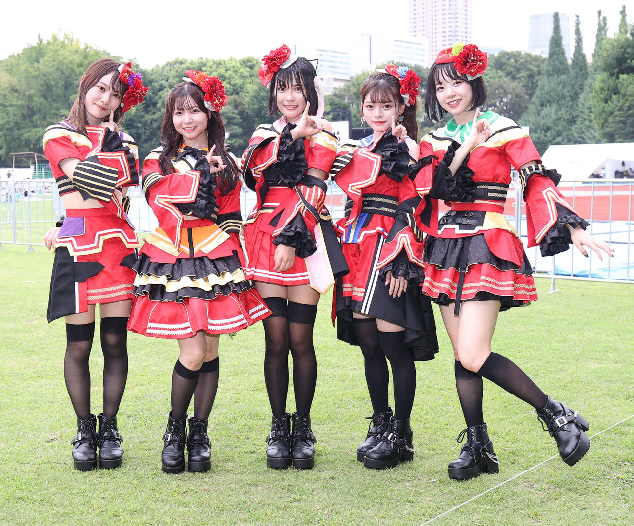 ポーズを決める5人組アイドルグループの「1つ足りない賽は投げられた」