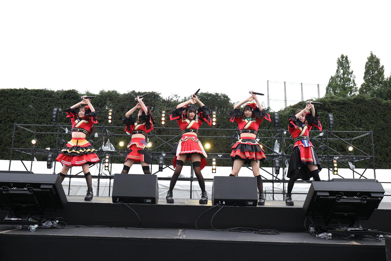 パフォーマンスする「1つ足りない賽は投げられた」　左から、望月さあや、冬野れい、榎本雅、峰島紬、高須賀友香