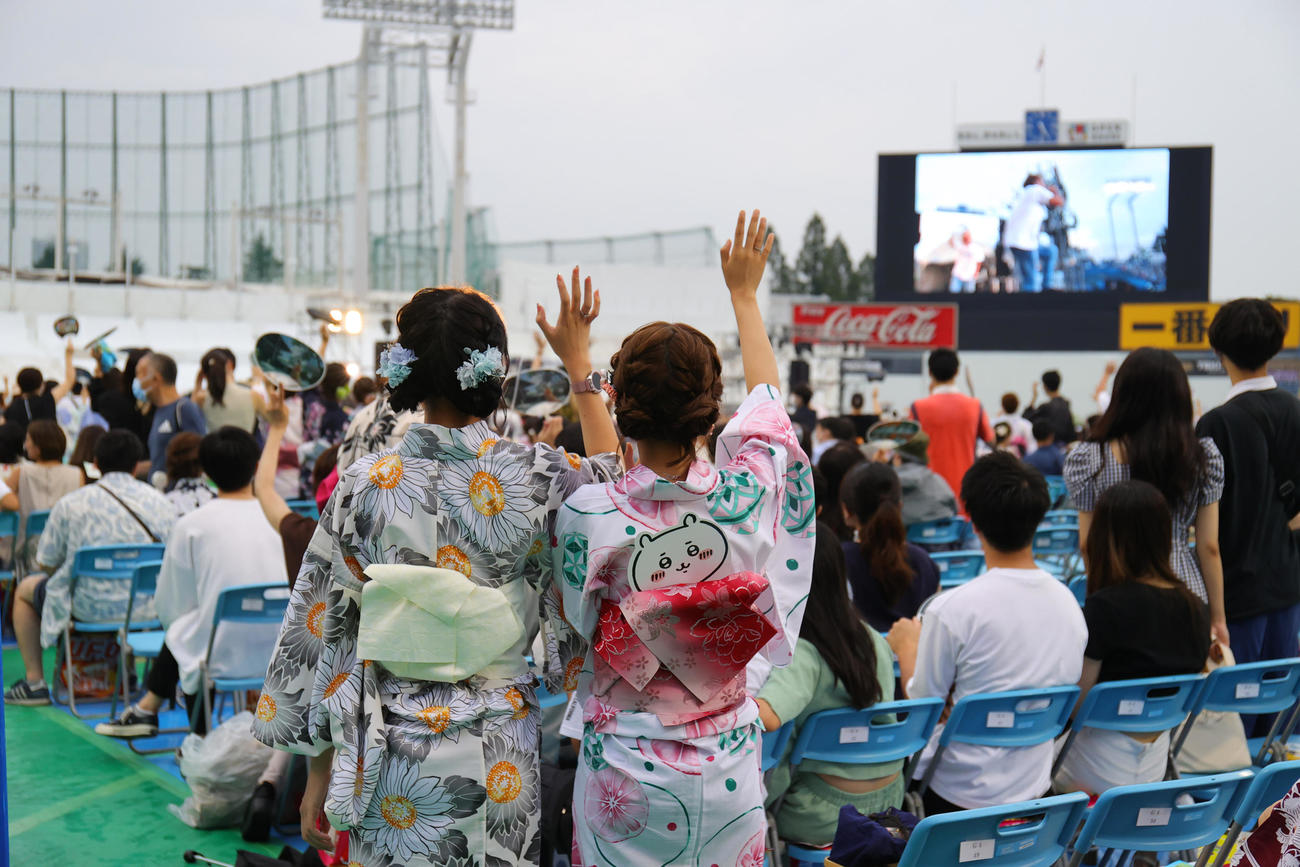 花火打ち上げ前のライブに盛り上がる観客（撮影・野上伸悟）