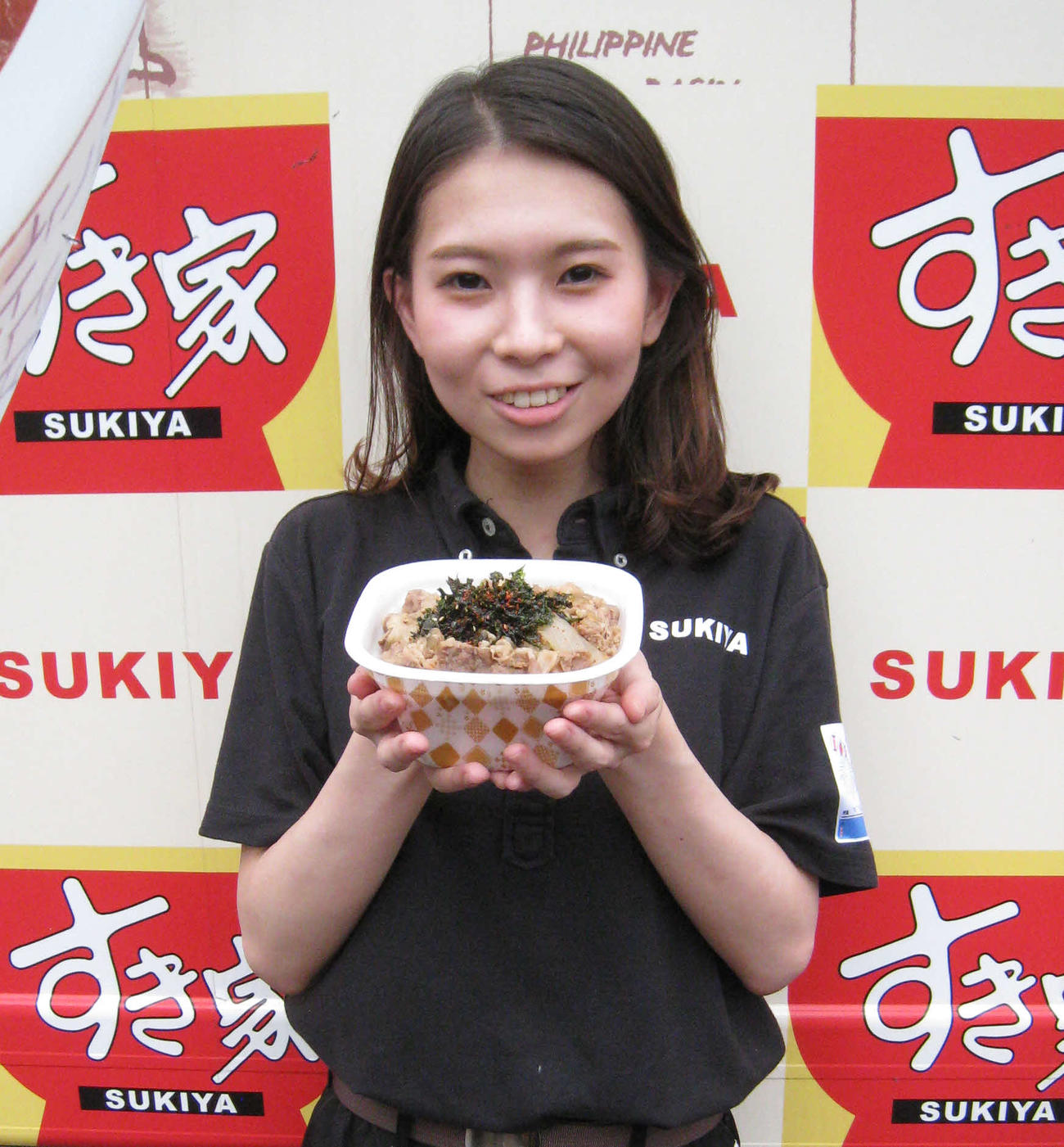 大会限定の「ジャバン海苔牛丼」をPRする、すき家販促担当の徳永絢子さん