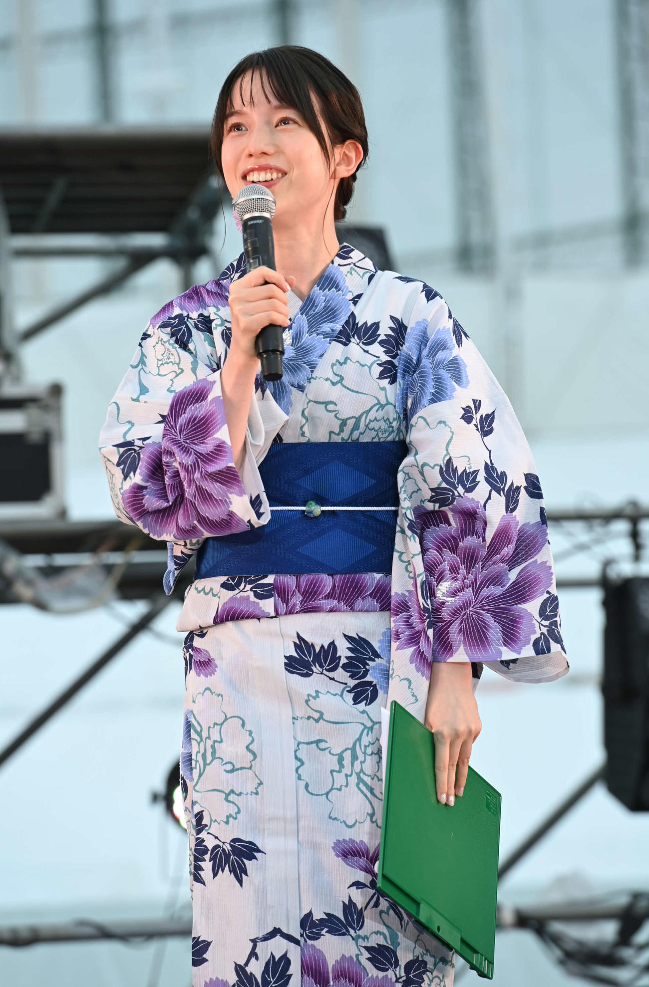 浴衣姿で司会を務めるテレビ朝日の弘中アナウンサー