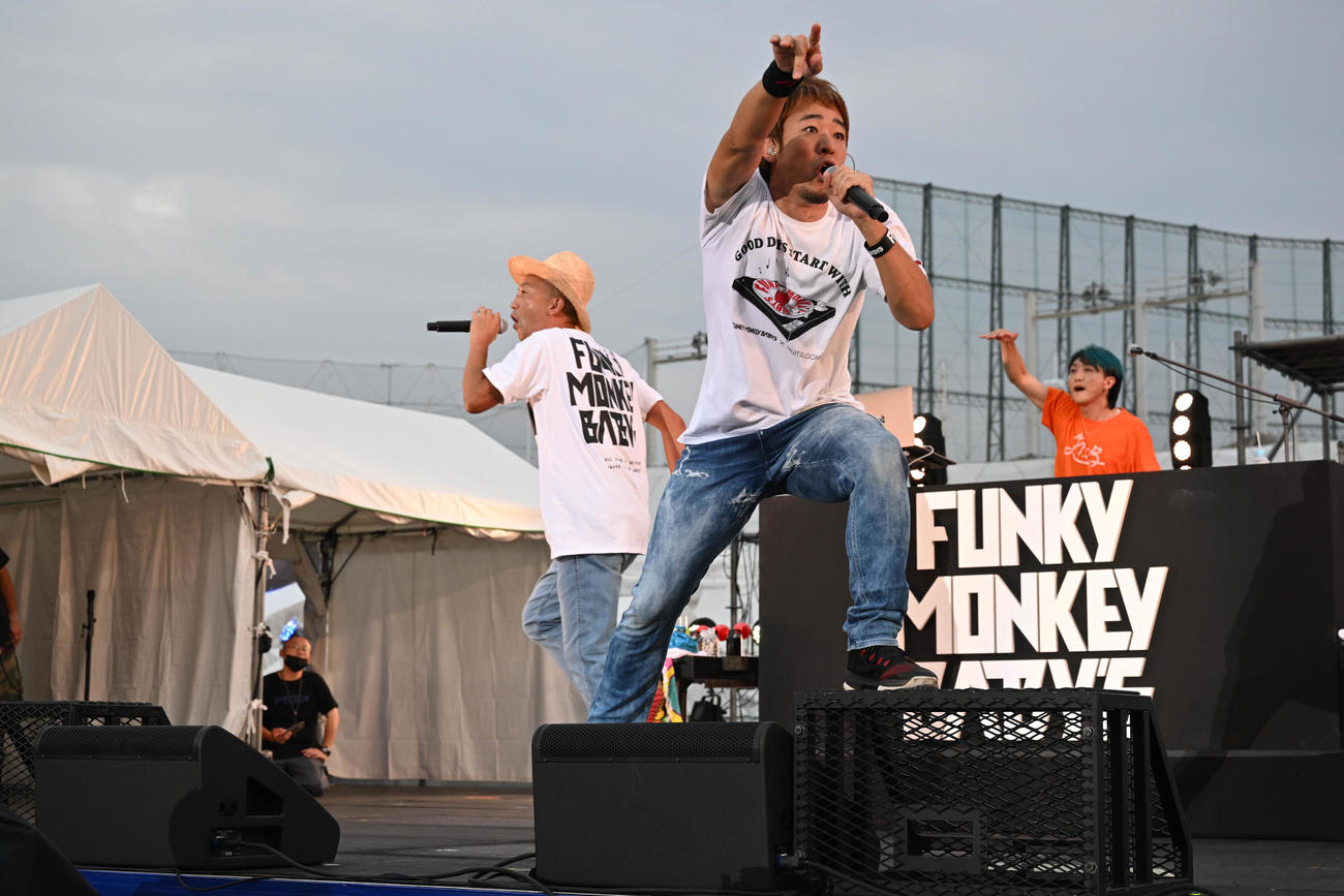 パフォーマンスするFUNKY MONKEYBABY’S