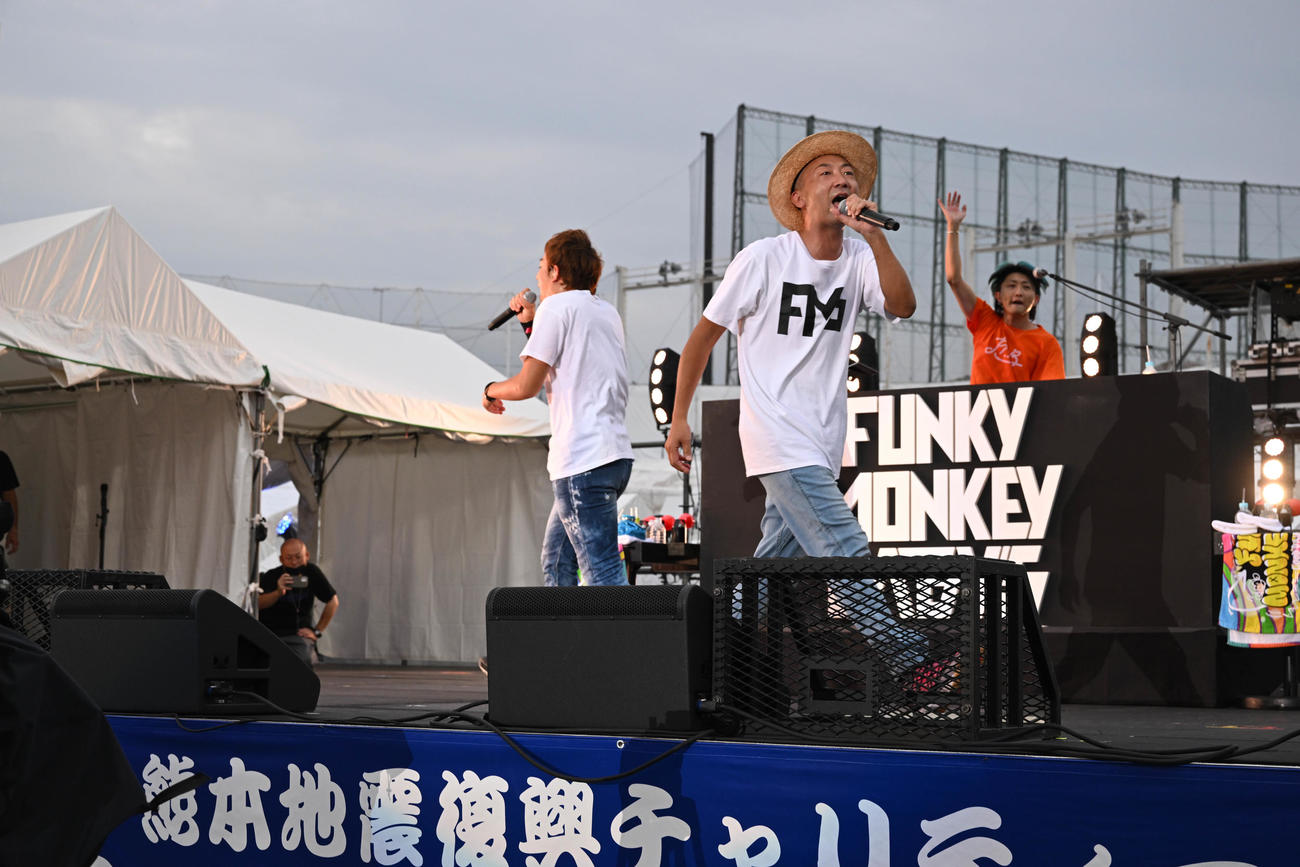 パフォーマンスするFUNKY MONKEYBABY’S