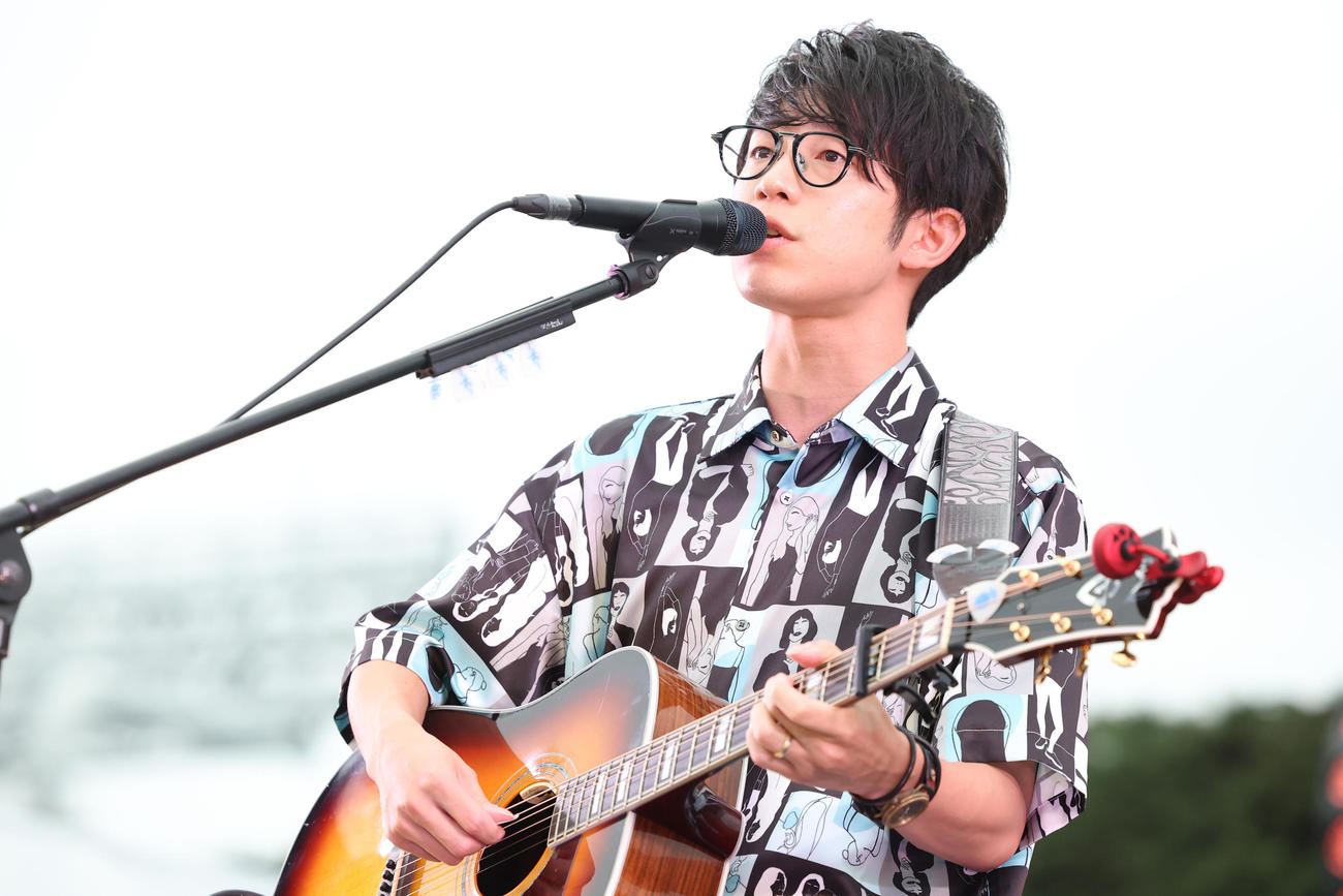 代表曲「魔法の絨毯」などを披露し会場を盛り上げた川崎鷹也