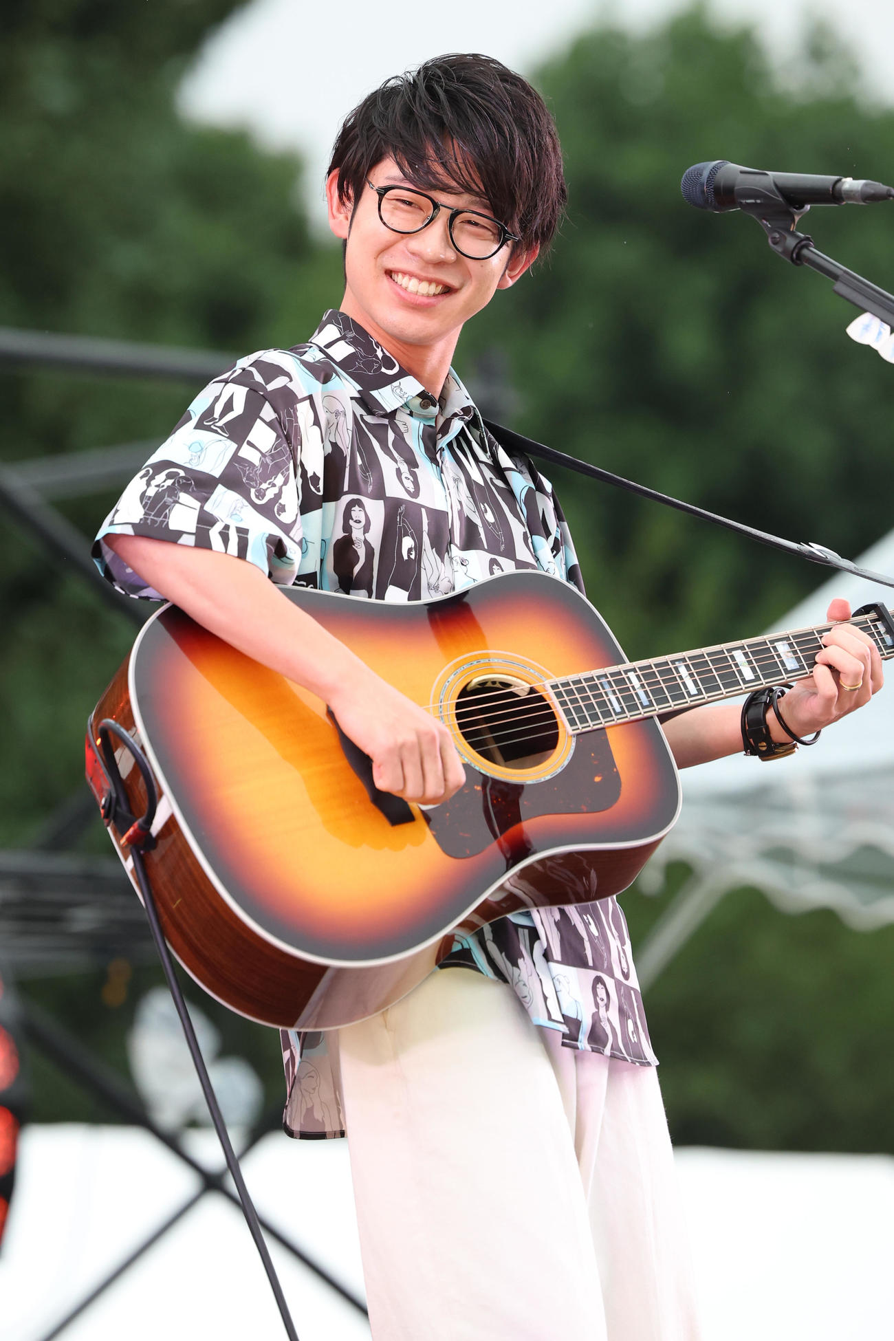 パフォーマンスする川崎鷹也