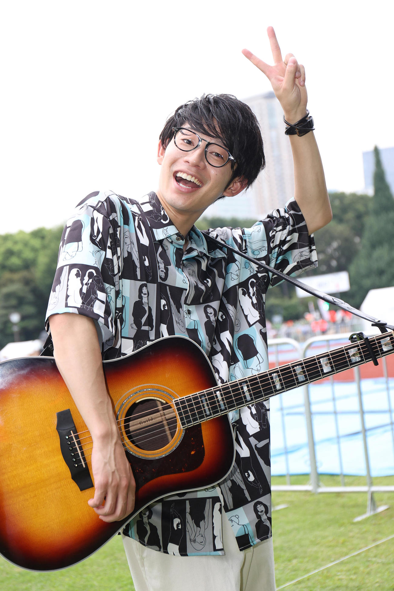 パフォーマンスする川崎鷹也