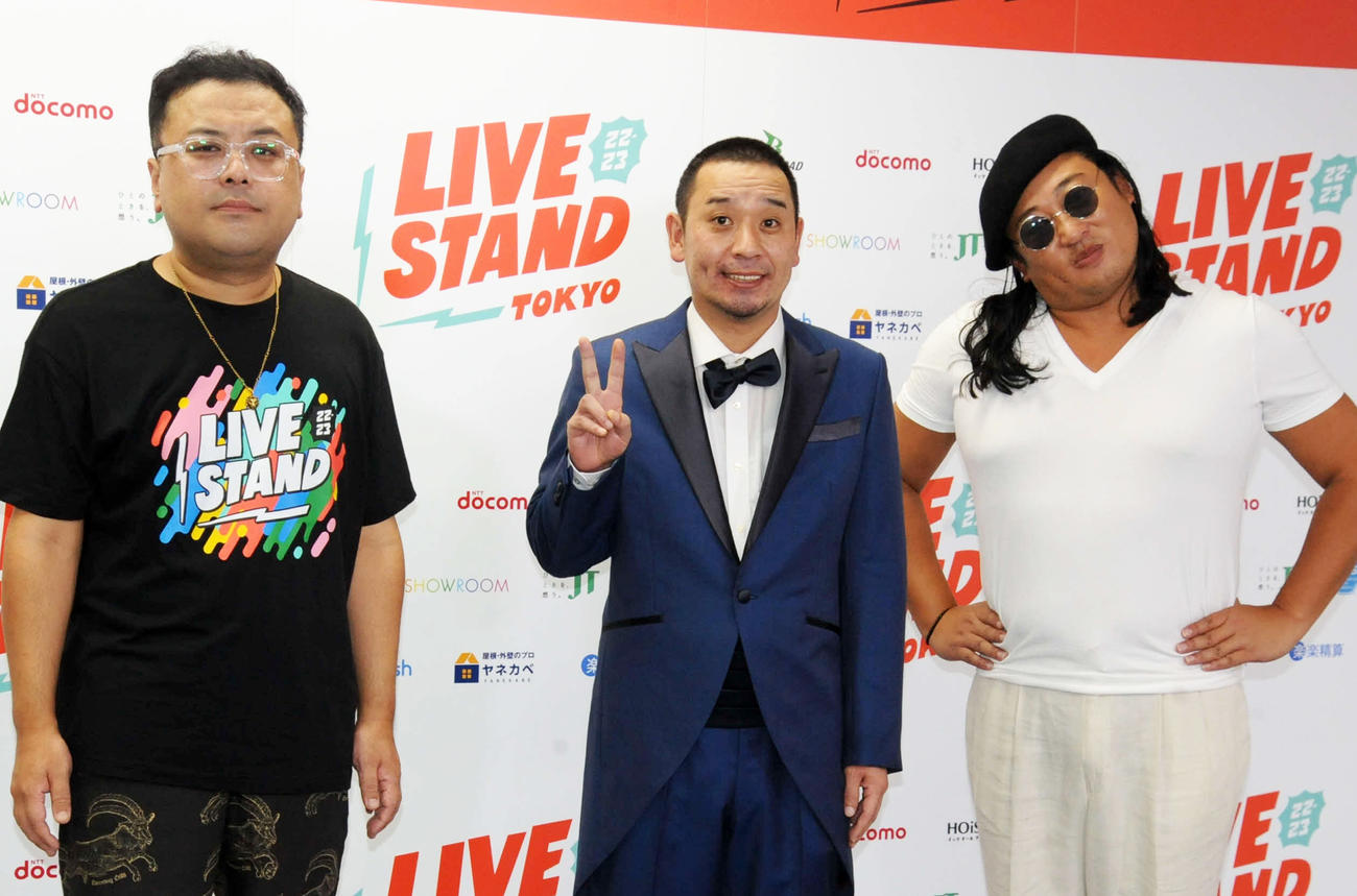 吉本興業のお笑いフェス「LIVE STAND 22－23」東京公演に出演した千鳥の大悟（中央）。右はロバートの秋山竜次、左はとろサーモンの久保田かずのぶ（撮影・松尾幸之介）