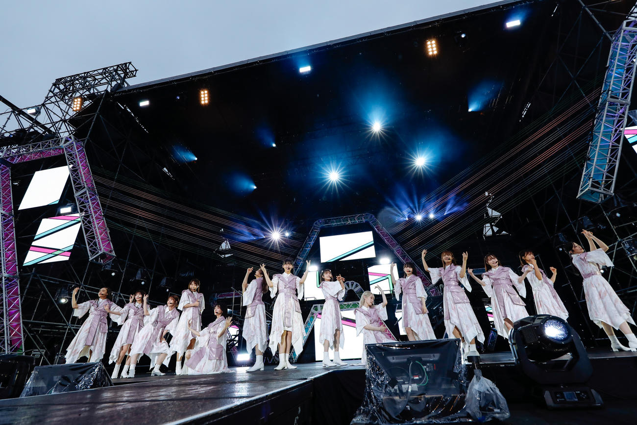 野外ライブ「W－KEYAKI FES．　2022」を開催した櫻坂46（撮影・上山陽介氏）