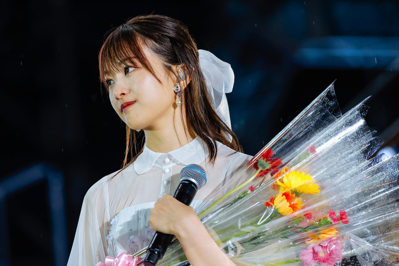 野外ライブ「W－KEYAKI FES．　2022」を開催した櫻坂46。メンバーから花を渡された原田葵（撮影・上山陽介氏）